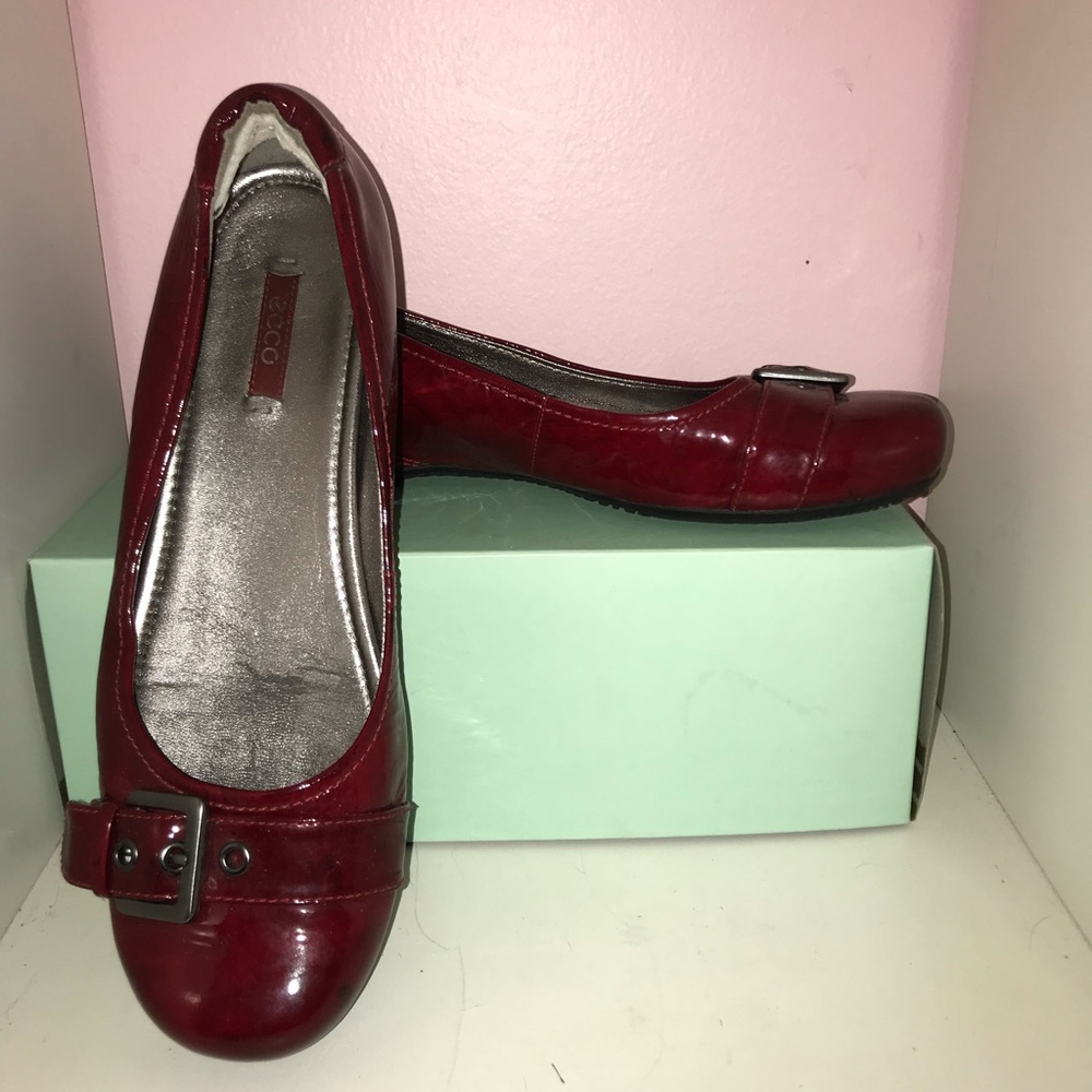 Ecco: Red Flats